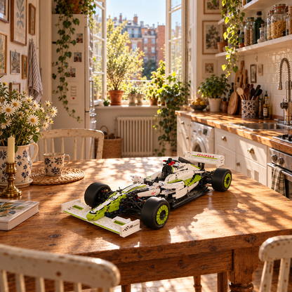 Modelo de carro de corrida branco e verde sobre uma mesa em cozinha iluminada