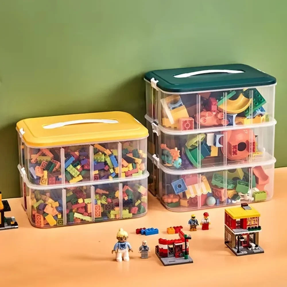 Caixa organizadora na mesinha de brincadeiras com miniaturas