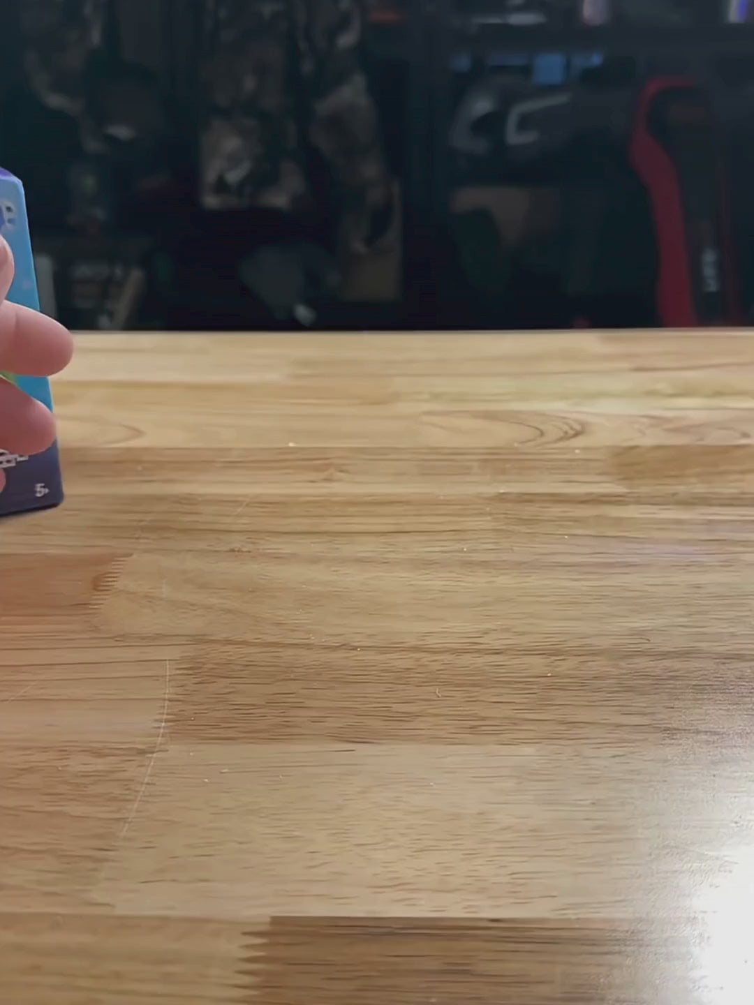Vídeo do aquário virtual sendo segurado nas mãos, com pets se movendo na tela