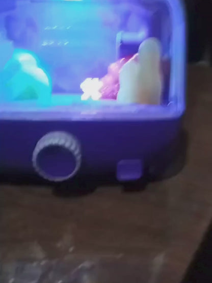 Vídeo de perto da tela do aquário virtual em funcionamento