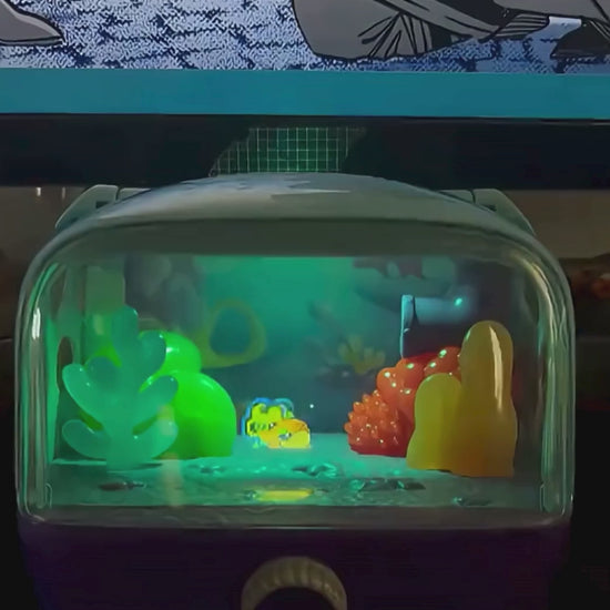 Vídeo do aquário virtual sendo levantado pela alça, com luz verde na tela